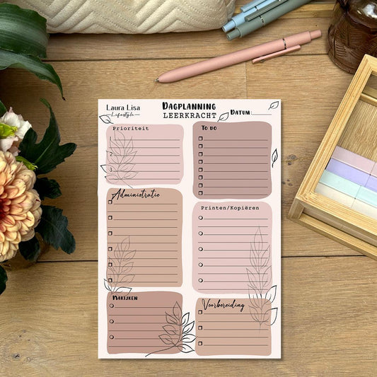 Dagplanning leerkracht - Nude: Houd je dagelijkse taken bij met dit notitieblok in nude tinten. Het minimalistische design zorgt voor een overzichtelijke planning terwijl je je focust op je lesgeven.