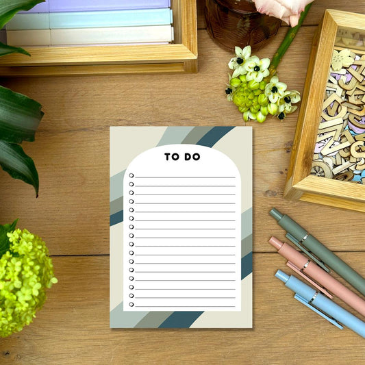 To Do - Green Strokes: Plan je dagelijkse taken met dit to-do notitieblok, versierd met groene strepen. Breng structuur aan in je planning en behaal je doelen met een vleugje natuurlijke inspiratie.
