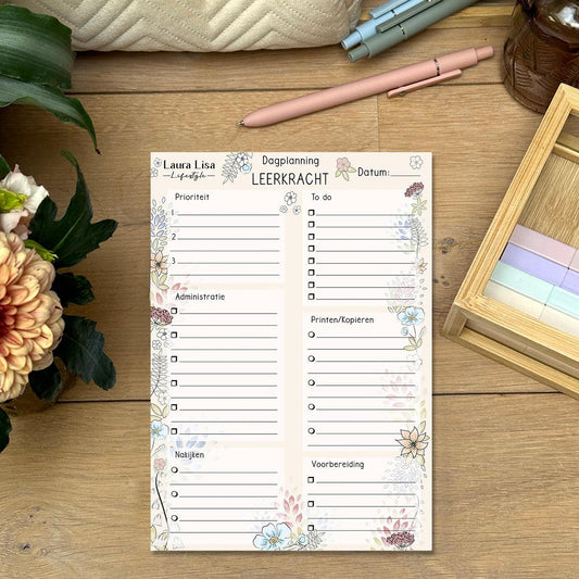 Dagplanning leerkracht - Bloem Decorand: Maak je lesplanning levendig met dit dagplanning notitieblok, versierd met een bloemrijk decorand design. Plan je lessen en activiteiten met een vleugje vrolijkheid.