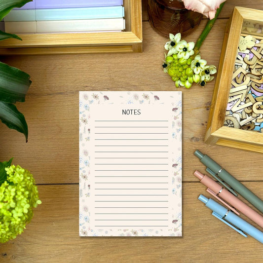 Notes - Bloem Decorand: Voeg een vleugje vrolijkheid toe aan je notities met dit bloemrijk notitieblok. Gebruik het bloemen decorand design om je ideeën te organiseren en te inspireren.