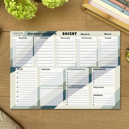 Weekoverzicht Docenten - Green Strokes: Organiseer je lesweek met dit notitieblok, versierd met groene strepen. Breng structuur aan in je weekplanning en behaal je doelen met een vleugje natuurlijke inspiratie.