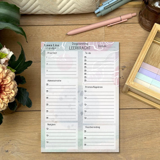 Dagplanning leerkracht - Abstract: Organiseer je lesdag met dit abstract ontworpen dagplanning notitieblok. Het moderne design helpt je om je taken en activiteiten efficiënt te plannen en uit te voeren.