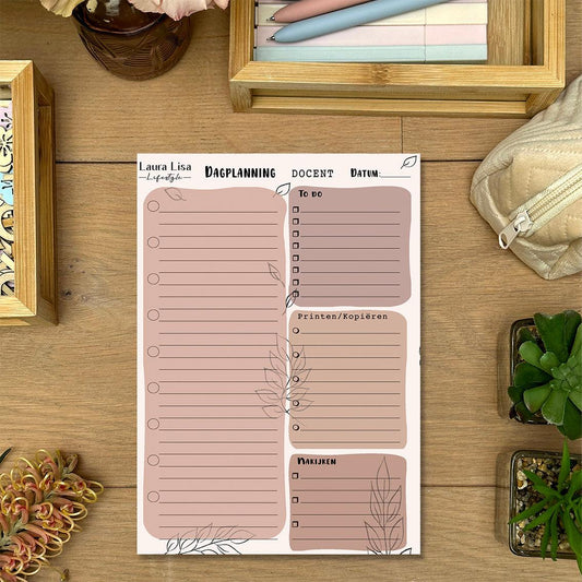 Dagplanning Docenten - Nude: Plan je lesdag met dit notitieblok in nude tinten. Het minimalistische design helpt je om je lesrooster te organiseren en productief te blijven tijdens je lesuren.