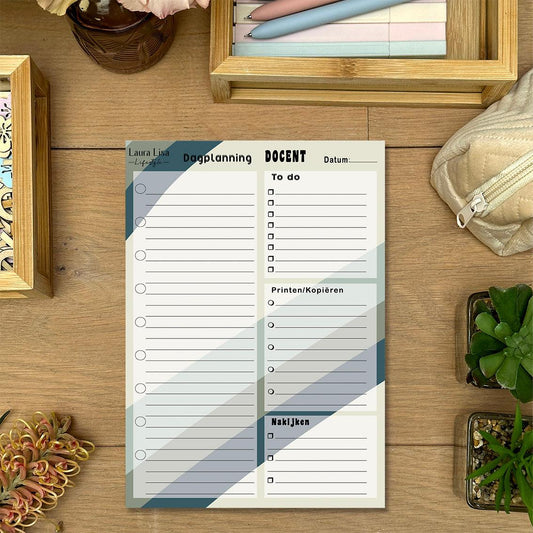 Dagplanning Docenten - Green Strokes: Organiseer je lesdag met dit notitieblok, versierd met groene strepen. Breng structuur aan in je lesplanning en behaal je doelen met een vleugje natuurlijke inspiratie.