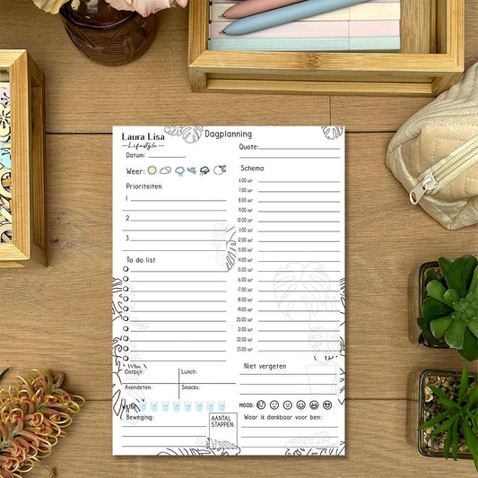 Dagplanning Plus - Fineline: Verfijn je dagelijkse planning met dit notitieblok, voorzien van een verfijnd fineline design. Breng structuur aan in je dag en behoud overzicht over je taken met dit elegante notitieblok.