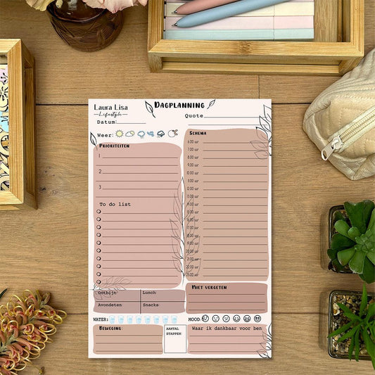 Dagplanning Plus - Nude: Plan je dag met dit notitieblok in nude tinten. Het minimalistische design helpt je om je dagelijkse taken te organiseren en productief te blijven.