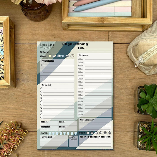 Dagplanning Plus - Green Strokes: Organiseer je dag met dit notitieblok, versierd met groene strepen. Breng structuur aan in je dagelijkse planning en behaal je doelen met een vleugje natuurlijke inspiratie.