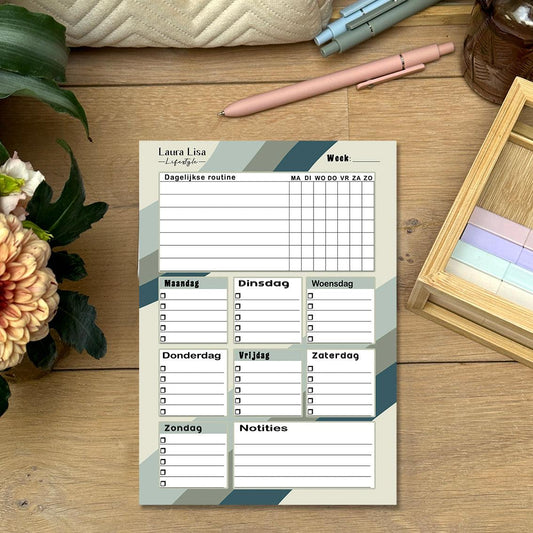 Blanco Schema - Green Strokes: Organiseer je weekplanning met dit notitieblok, versierd met groene strepen. Breng structuur aan in je weektaken en behaal je doelen met een vleugje natuurlijke inspiratie.