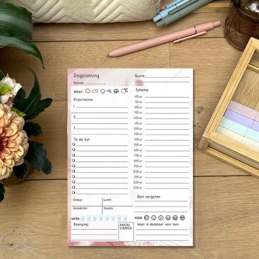 Dagplanning Plus - Pink Scene: Plan je dag met dit notitieblok, voorzien van een roze scene design. Houd je dag overzichtelijk en voeg een vleugje kleur toe aan je dagelijkse routine.