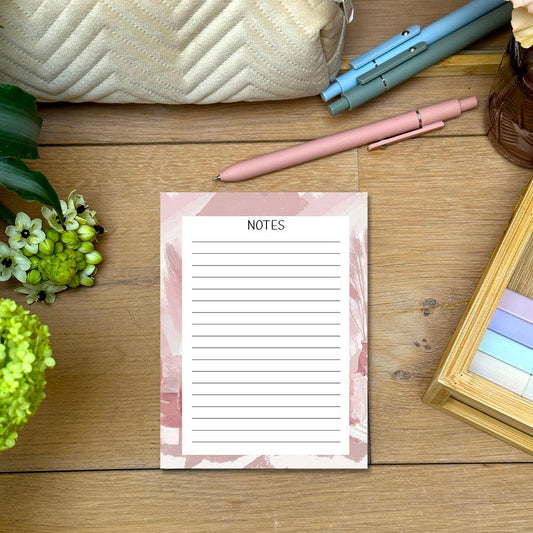Notes - Pink Scene: Maak aantekeningen met dit notitieblok, voorzien van een roze scene design. Houd je gedachten georganiseerd en voeg een vleugje kleur toe aan je creatieve proces.