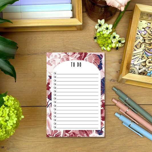 To Do - Flowers: Verfraai je takenlijst met dit notitieblok, gedecoreerd met levendige bloemen. Breng structuur aan in je planning en voeg een vleugje vreugde toe aan je dagelijkse taken.