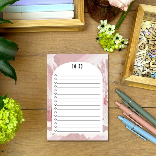 To Do - Pink Scene: Begin je dag georganiseerd met dit to-do notitieblok, voorzien van een roze scene design. Houd je takenlijst overzichtelijk en behaal je doelen met een vleugje kleur en creativiteit.